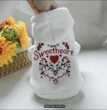 Sweater mit Herz und Kapuze